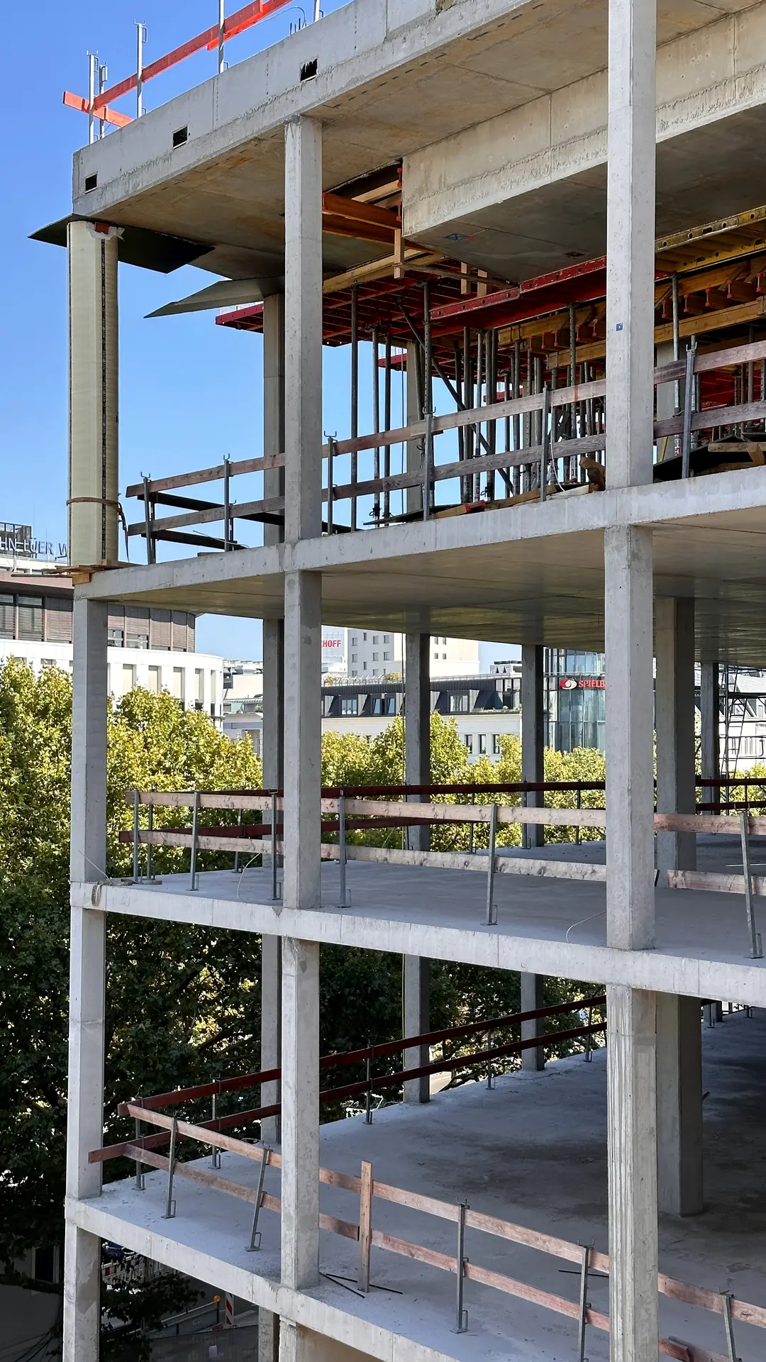 Betonskelett eines Rohbaus mit Stützenraster und Geländern