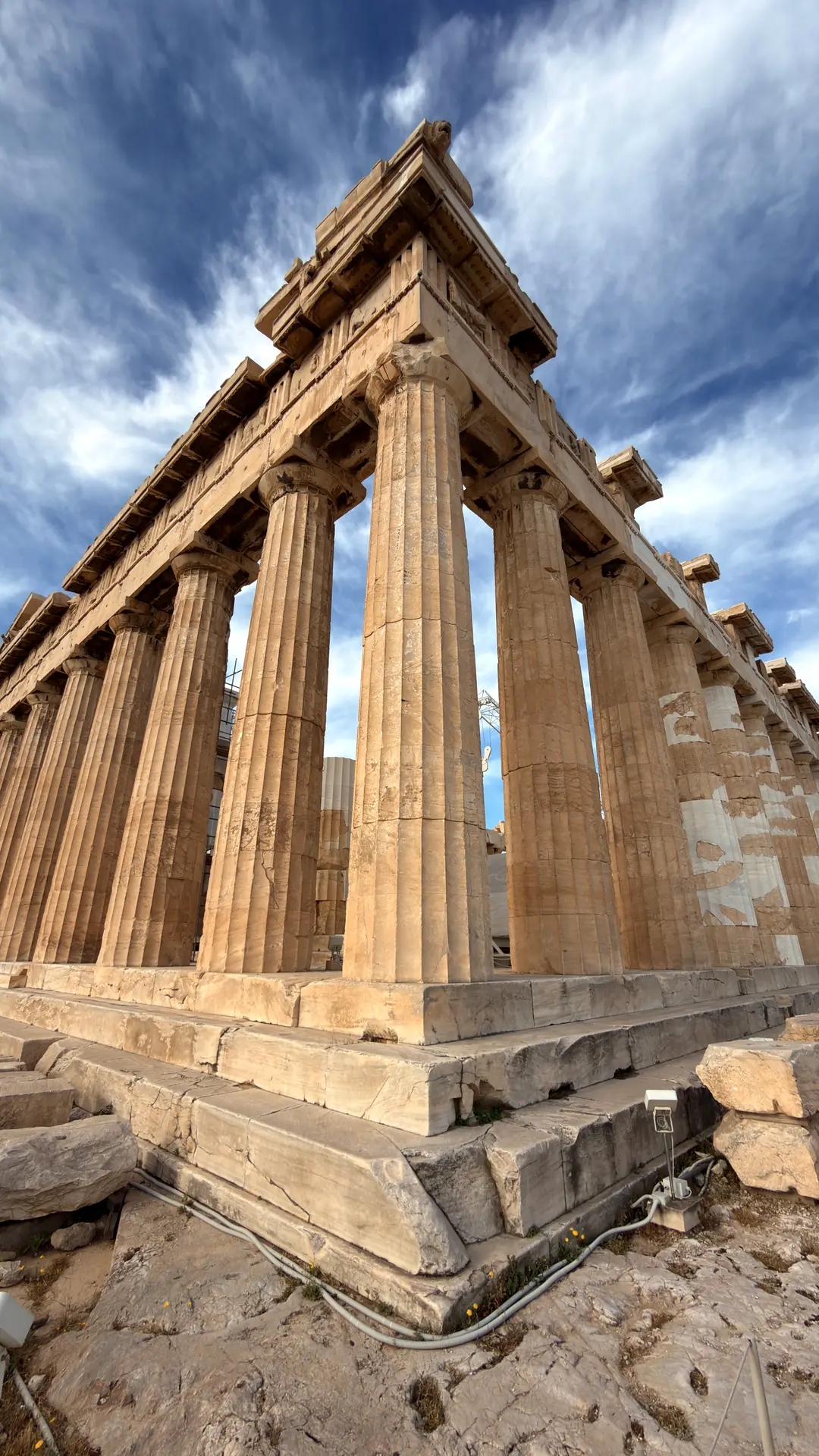 Ecke des Parthenon auf der Akropolis vor Schleierwolken, dorische Säulen in starker Untersicht
