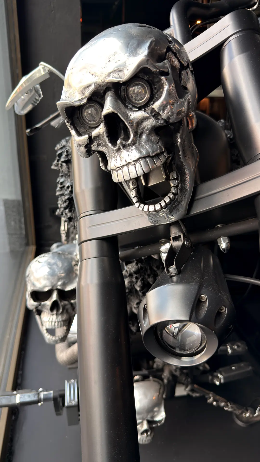 Chrom-Totenköpfe als Anbauteile an einem schwarzen Motorrad