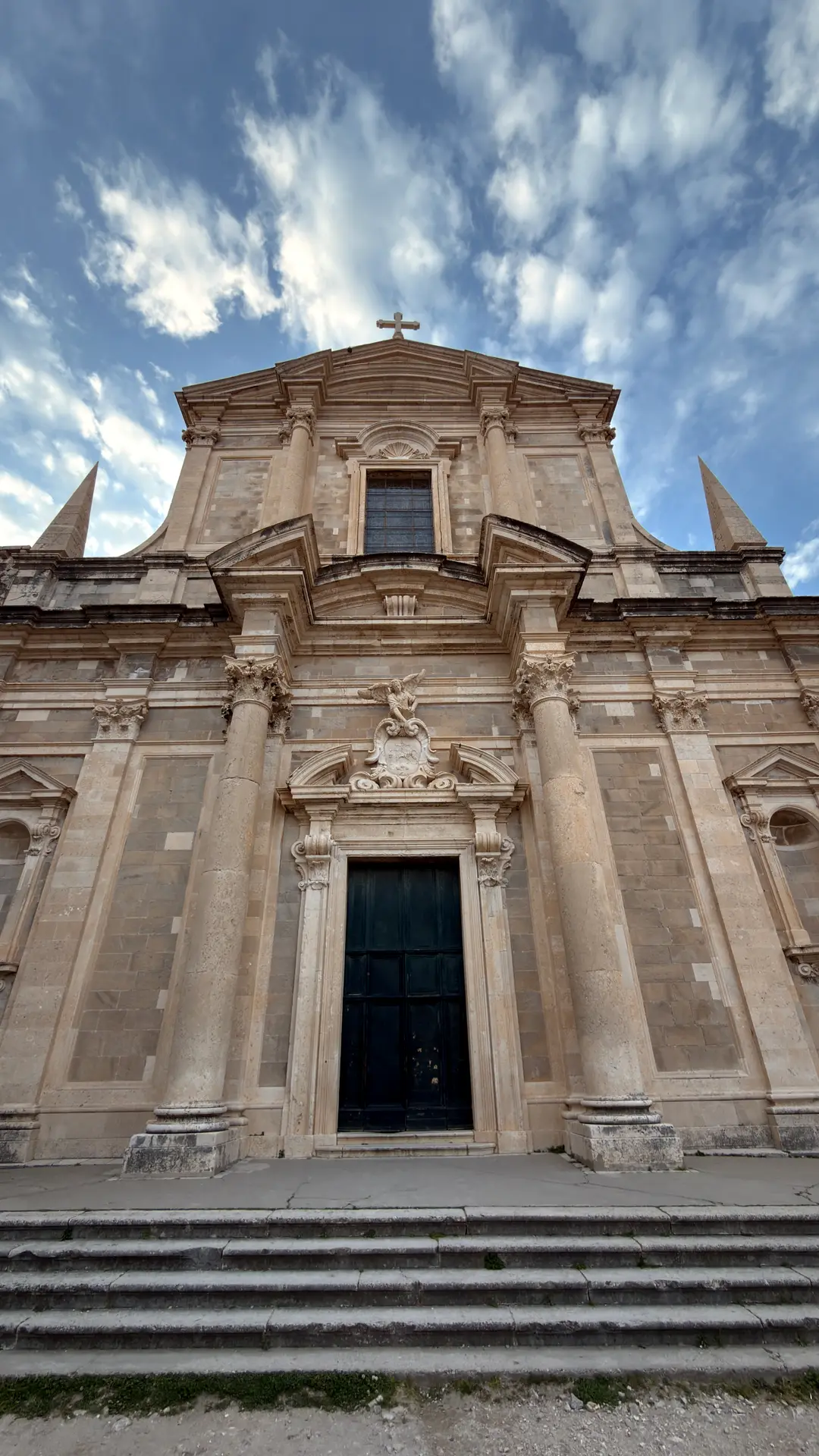 Barocke Kirchenfassade in Dubrovnik in zentraler Untersicht