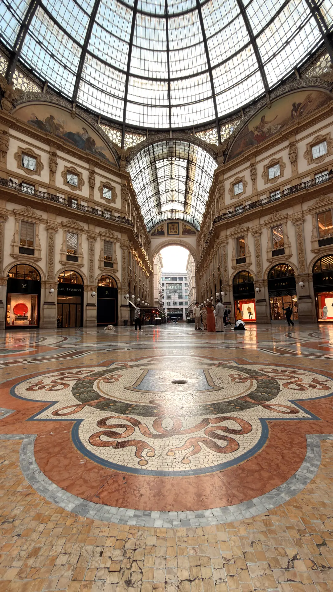 Galleria Vittorio Emanuele II mit Glaskuppel und Mosaikboden, fast menschenleer