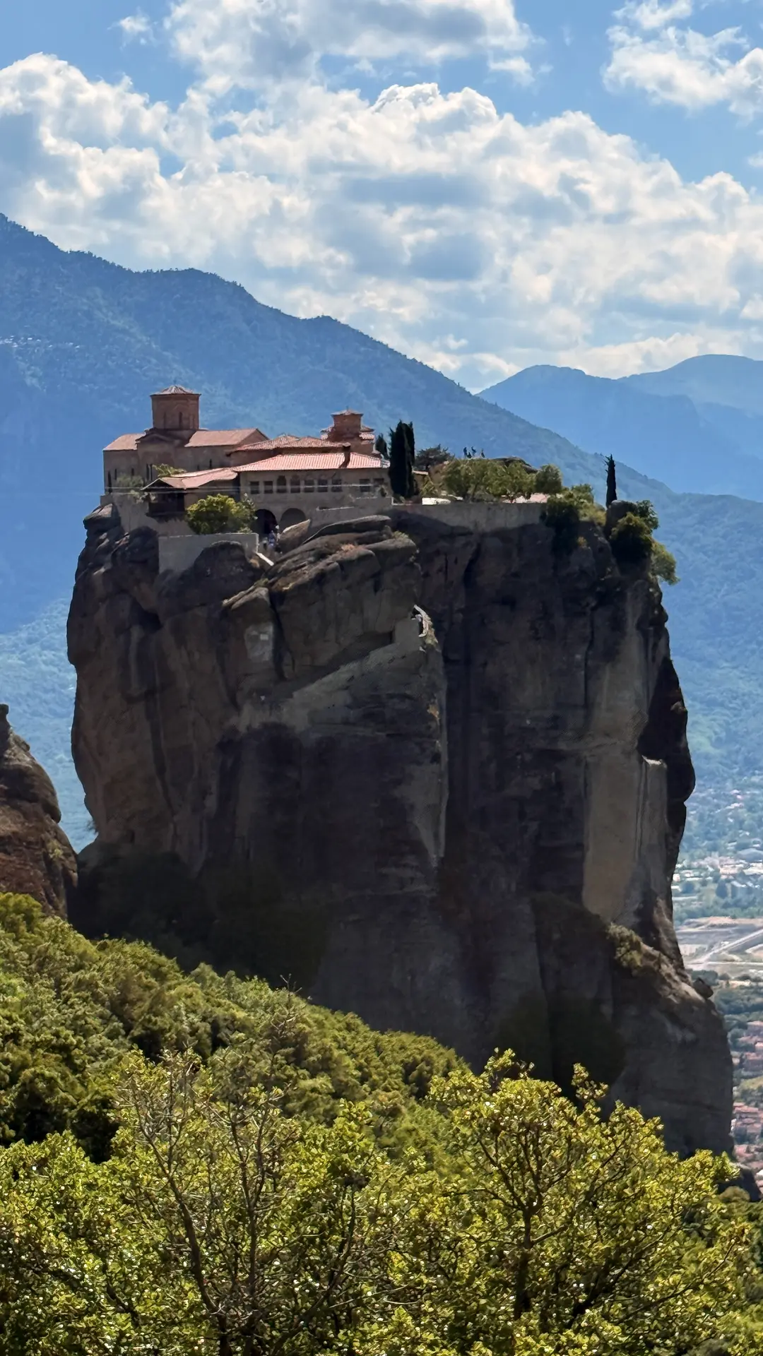 Meteora-Kloster auf einem freistehenden Felsturm über dem Tal