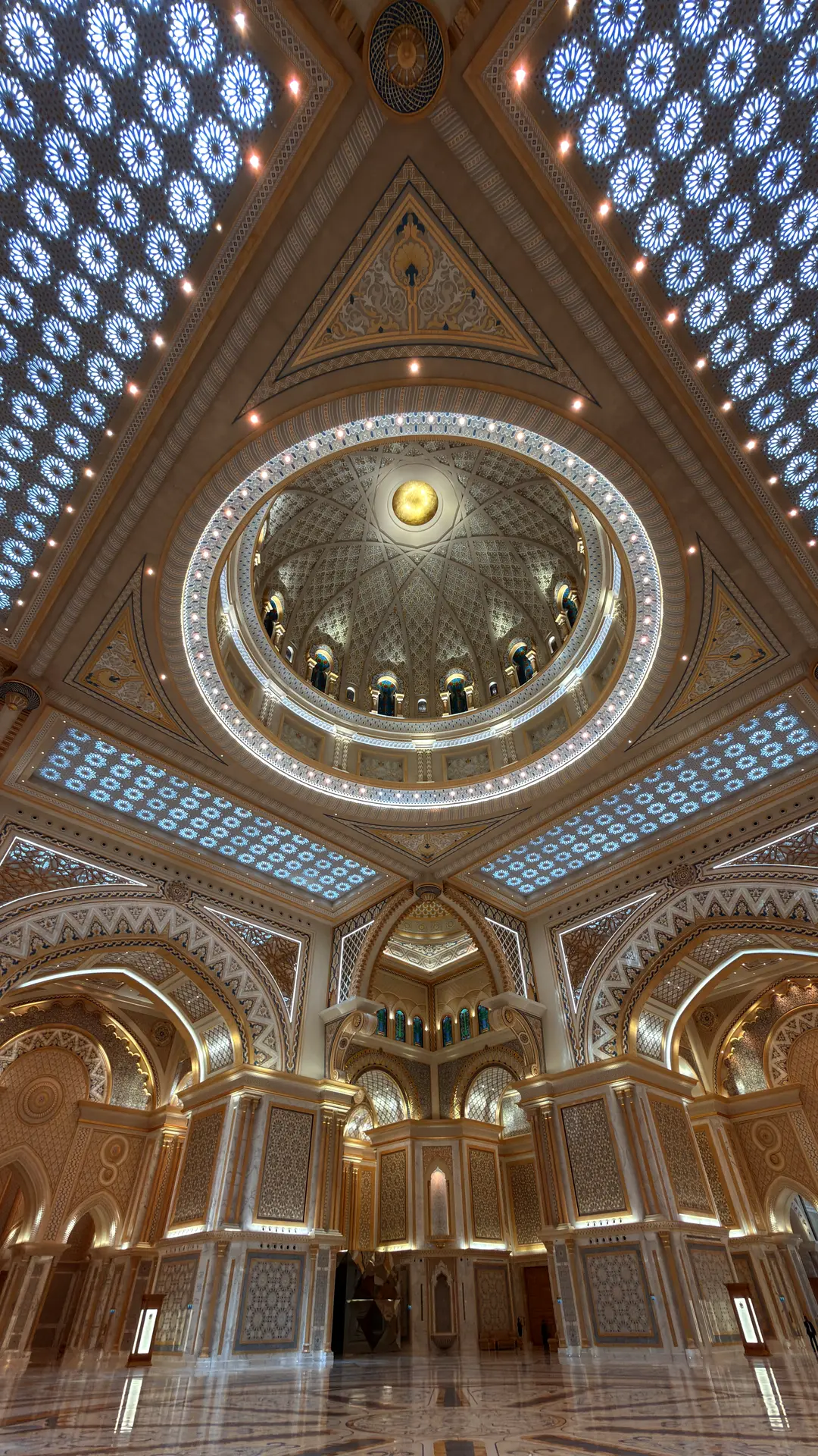 Ornamentierte Kuppelhalle des Palasts Qasr Al Watan, Blick senkrecht in die Kuppel