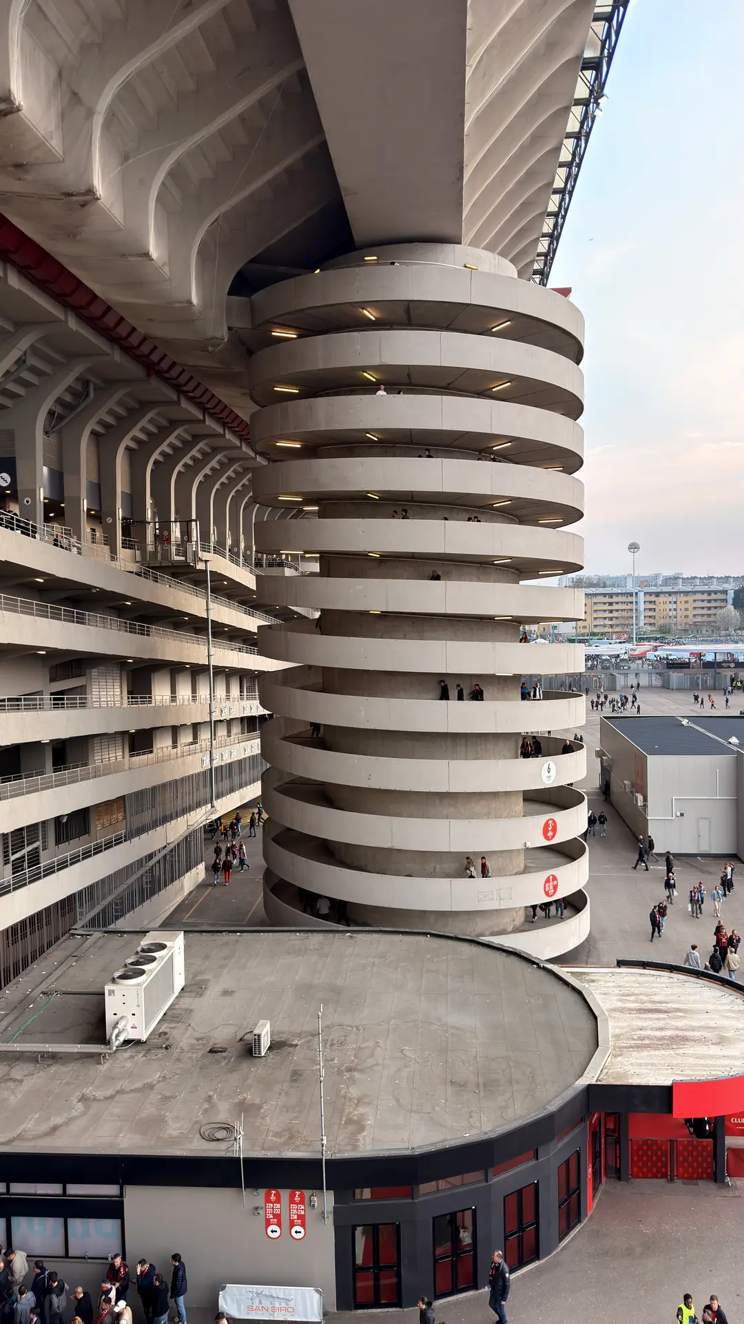 Spiralrampe und Betonfassade des San-Siro-Stadions