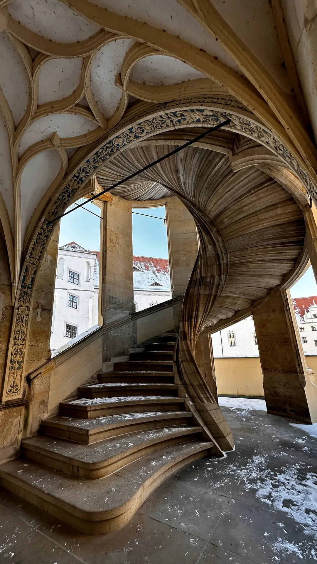Spätgotische Wendeltreppe von Schloss Hartenfels mit verziertem Gewölbe