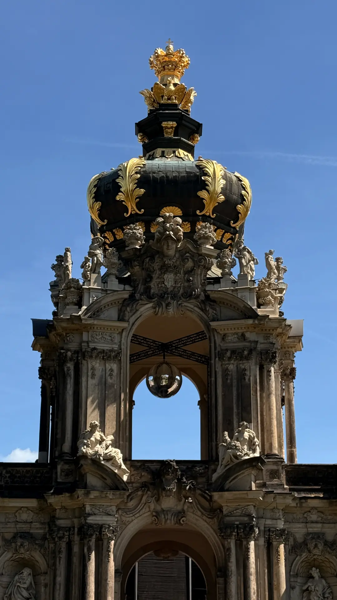 Kronentor des Dresdner Zwingers mit vergoldeter Krone vor blauem Himmel