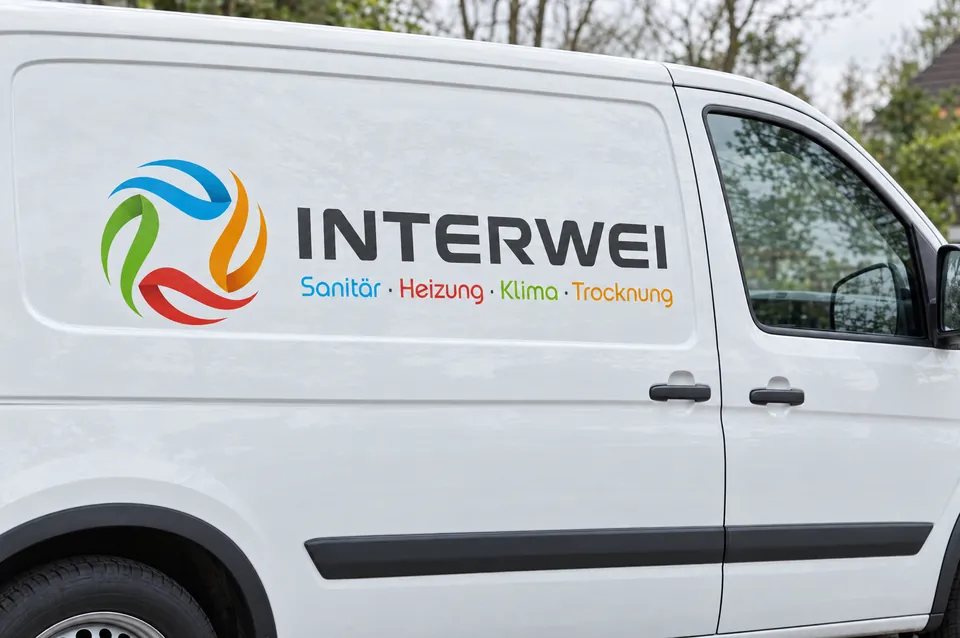 Weißer Transporter mit der Interwei-Beschriftung an der Schiebetür