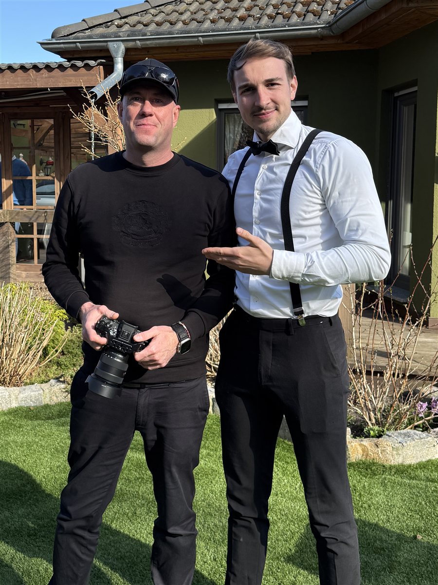 Norman Stoske mit Kamera bei einem Shooting, gemeinsam mit einem Kunden
